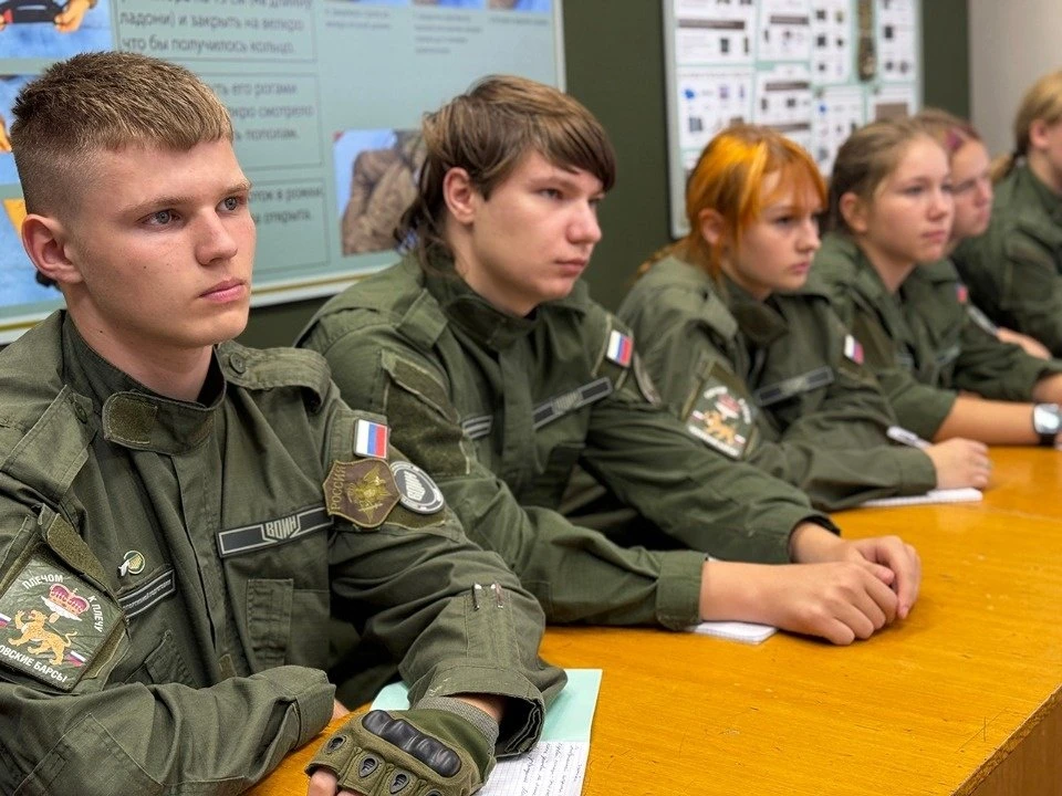 200 курсантов приступили к занятиям в центре "Воин" в Псковской области.
