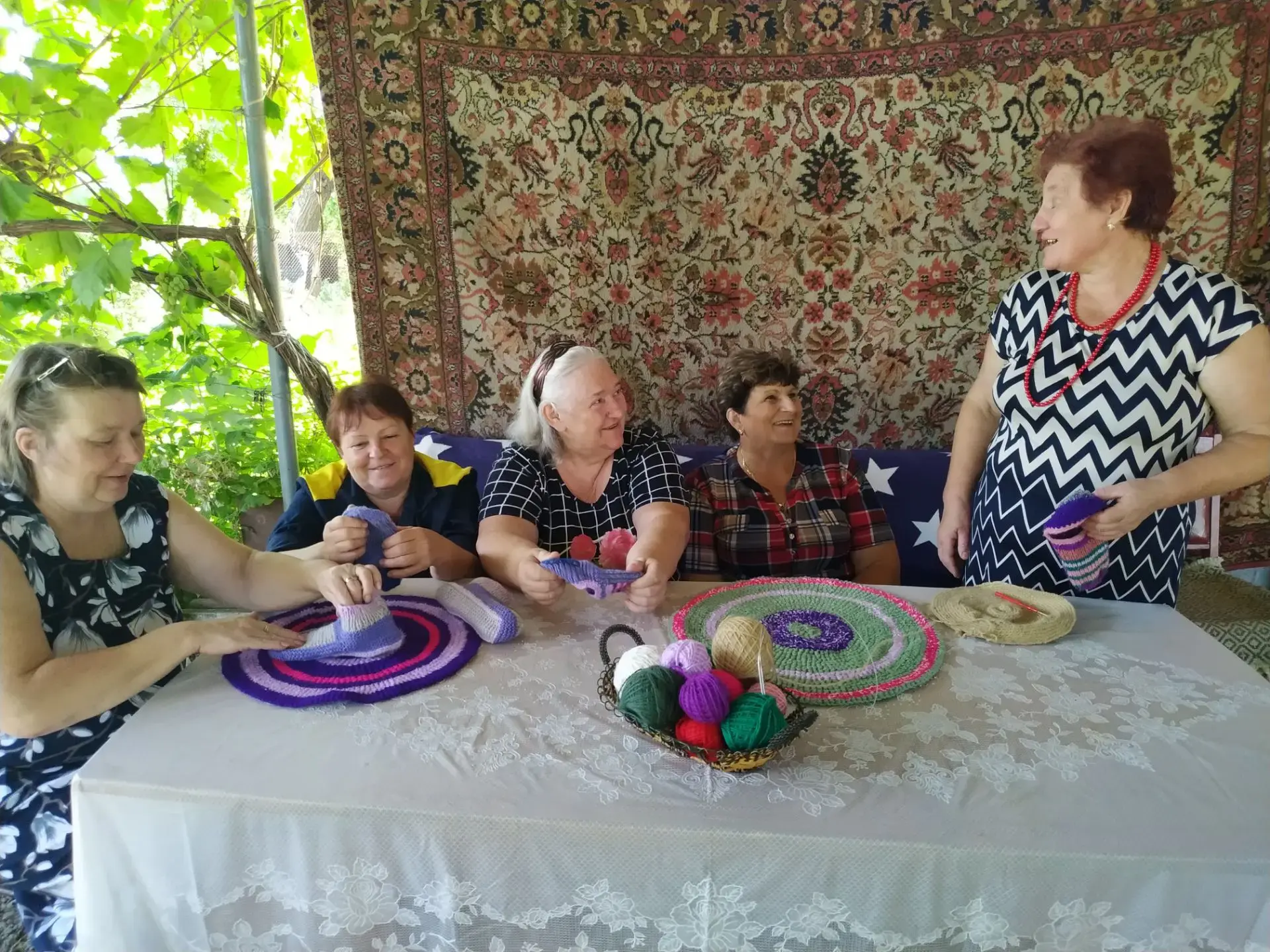 Старшему поколению — яркие будни 🌞👵🧶