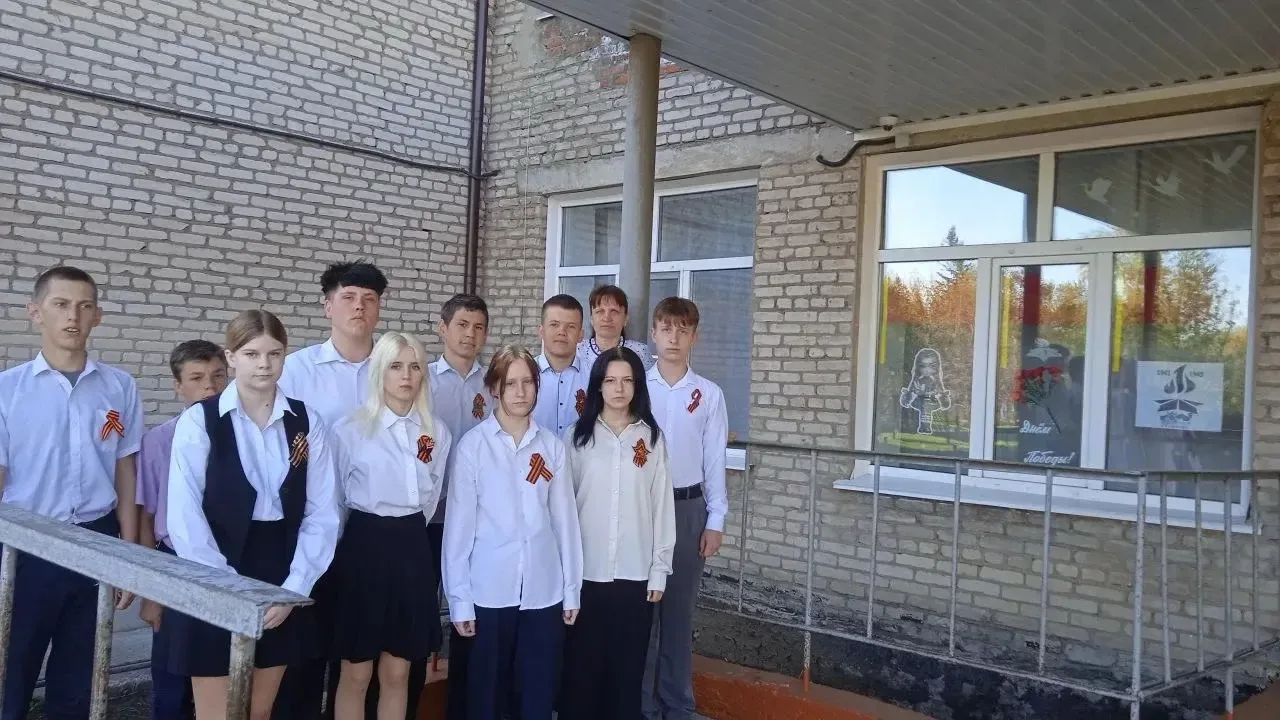 Школьная жизнь - это не только уроки, контрольные и экзамены. Еще это друзья, общение, творчество, в
