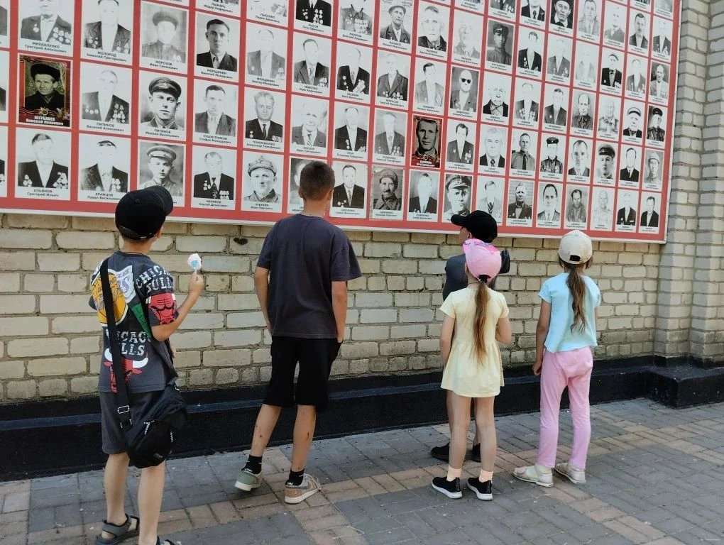 В МБОУ СОШ 8 им. И. В. Панфилова пос.им. М. Горького организована вечерняя площадка, гд...