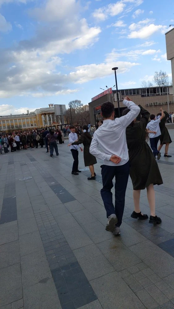 Ученики школы и хореографическая студия "Соцветие" - участники общегородской акции "Вальс Победы" Ре