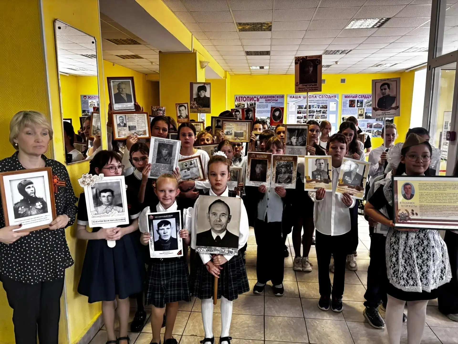 Память жива: торжественное открытие Вахты памяти 🕯 Сегодня в школе состоялась торжественная линейка,
