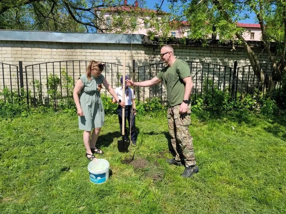 🌳 В преддверии Дня Победы — в память о подвиге!  8 мая на территории нашей школы прошла патриотическ