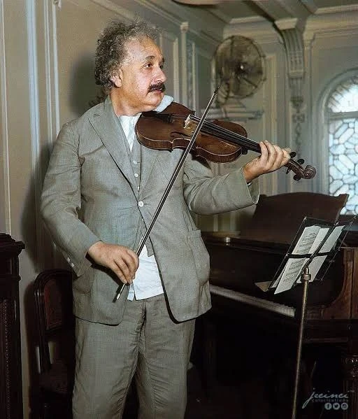 Альберт Эйнштейн играл на скрипке