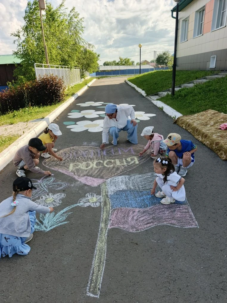 В дни июньские златые —
Солнца и цветов сполна,
Новый праздник — день России —
Отмечает вся страна.�
