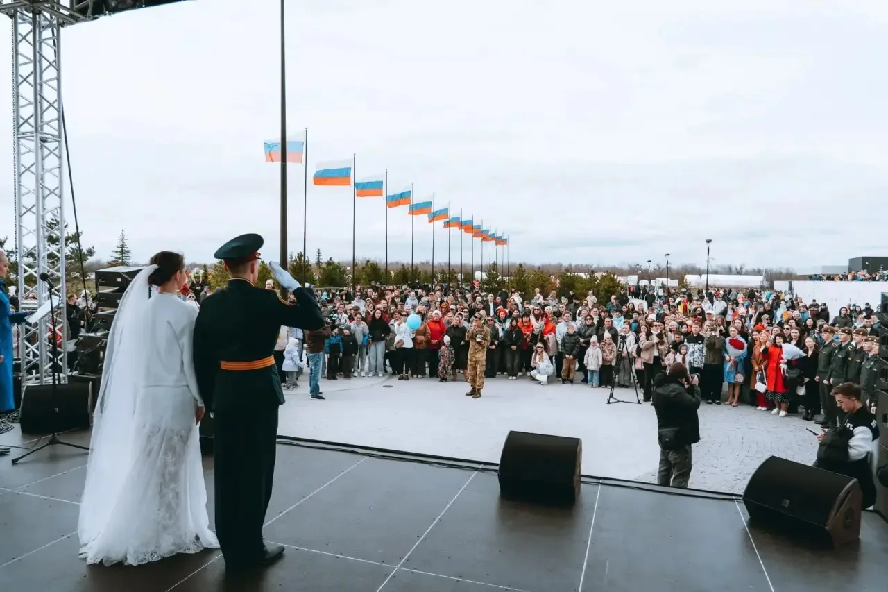 «Космическая любовь»: сегодня в Парке покорителей космоса прошла церемония бракосочетания курсанта С