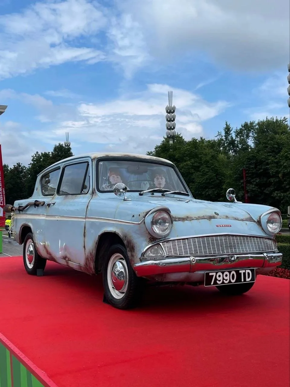 🚗 Машина из «Гарри Поттера» в Москве!

Ford Angila представлен на автофестивале «ПроДвижение‑2026» 