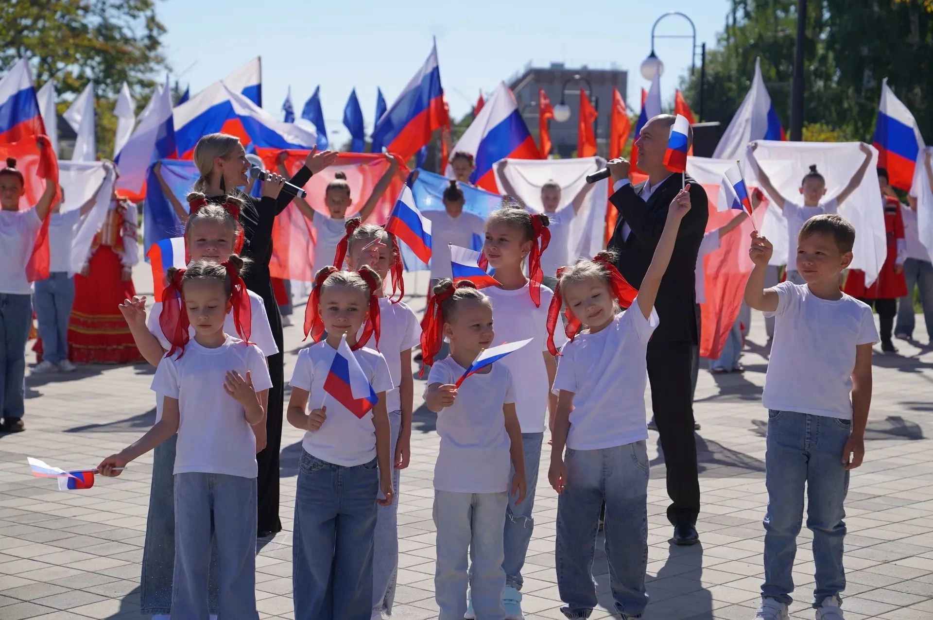 🇷🇺На центральной площади у Районного Дворца культуры состоялось торжественное меропри...