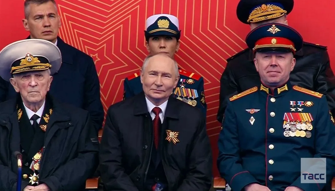 Путин смотрел Парад с ветераном Великой Отечественной войны адмиралом Светом Туруновым и ветераном С