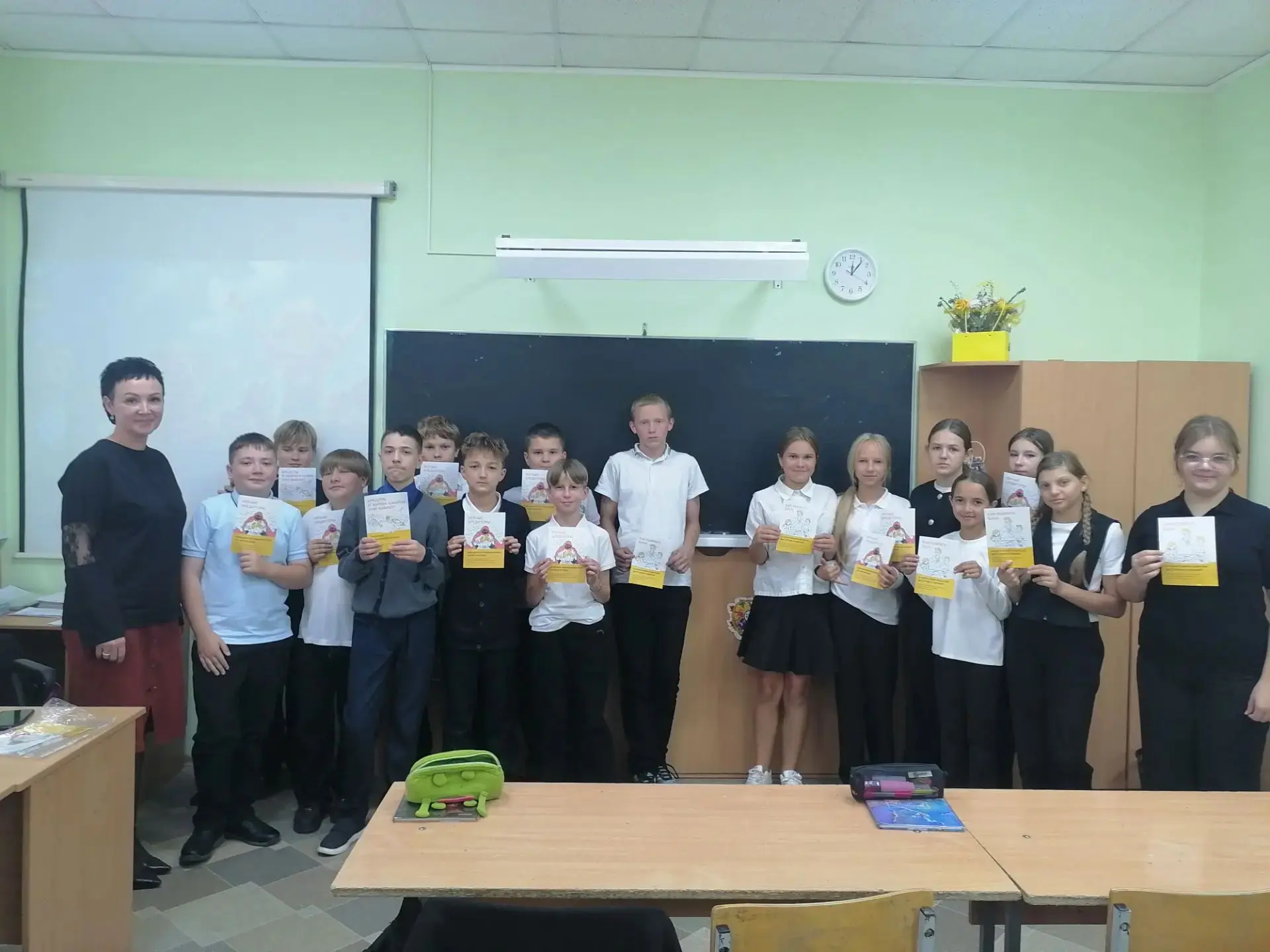 08 сентября в МБОУ СОШ №4 г.Донецка для учащихся 6 класса библиотекарь старшего