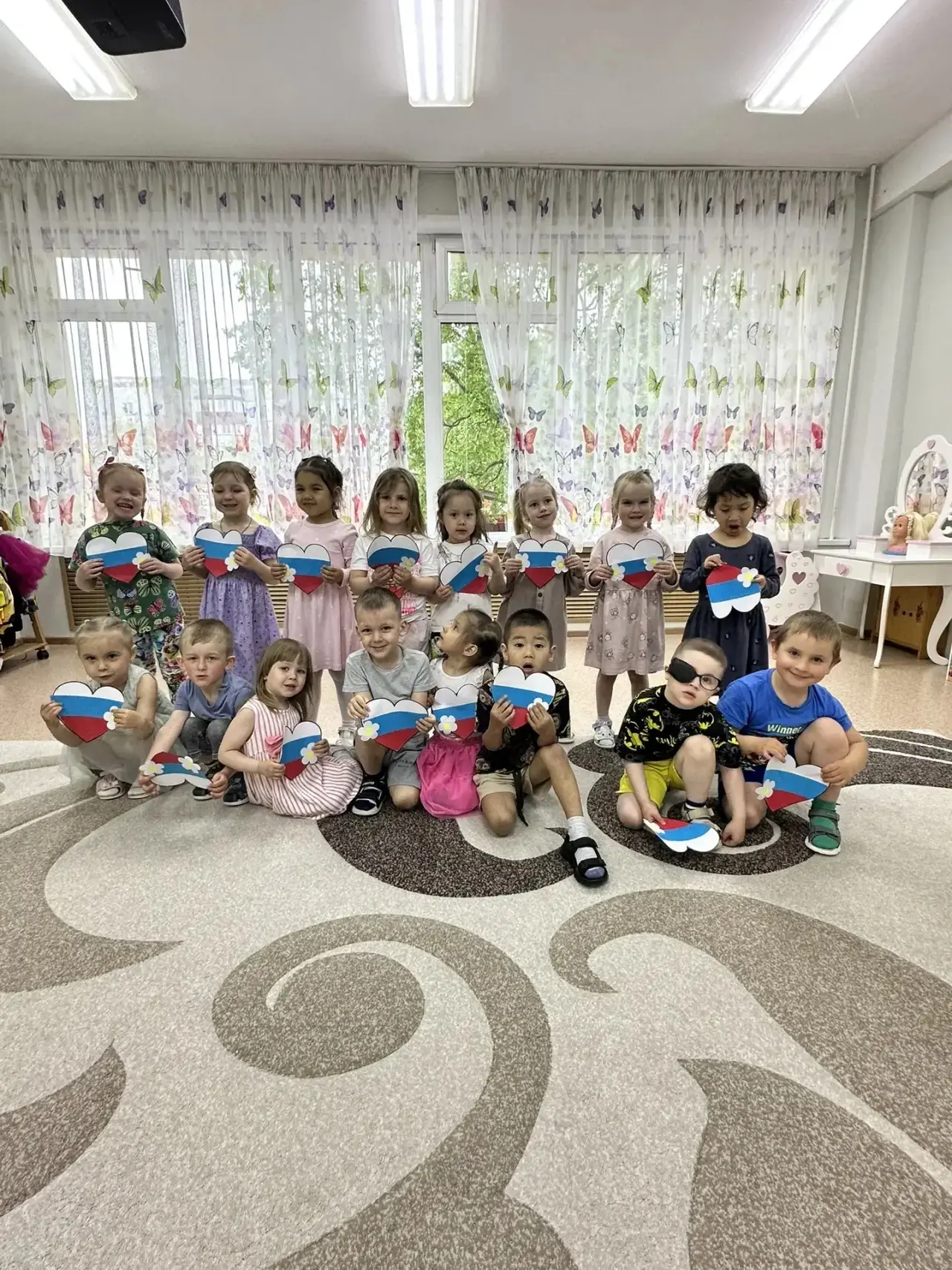 🇷🇺❤️ «Мы дети России — мы дружбой сильны!»: группа «Малышка» создала трогательный триколор в виде 