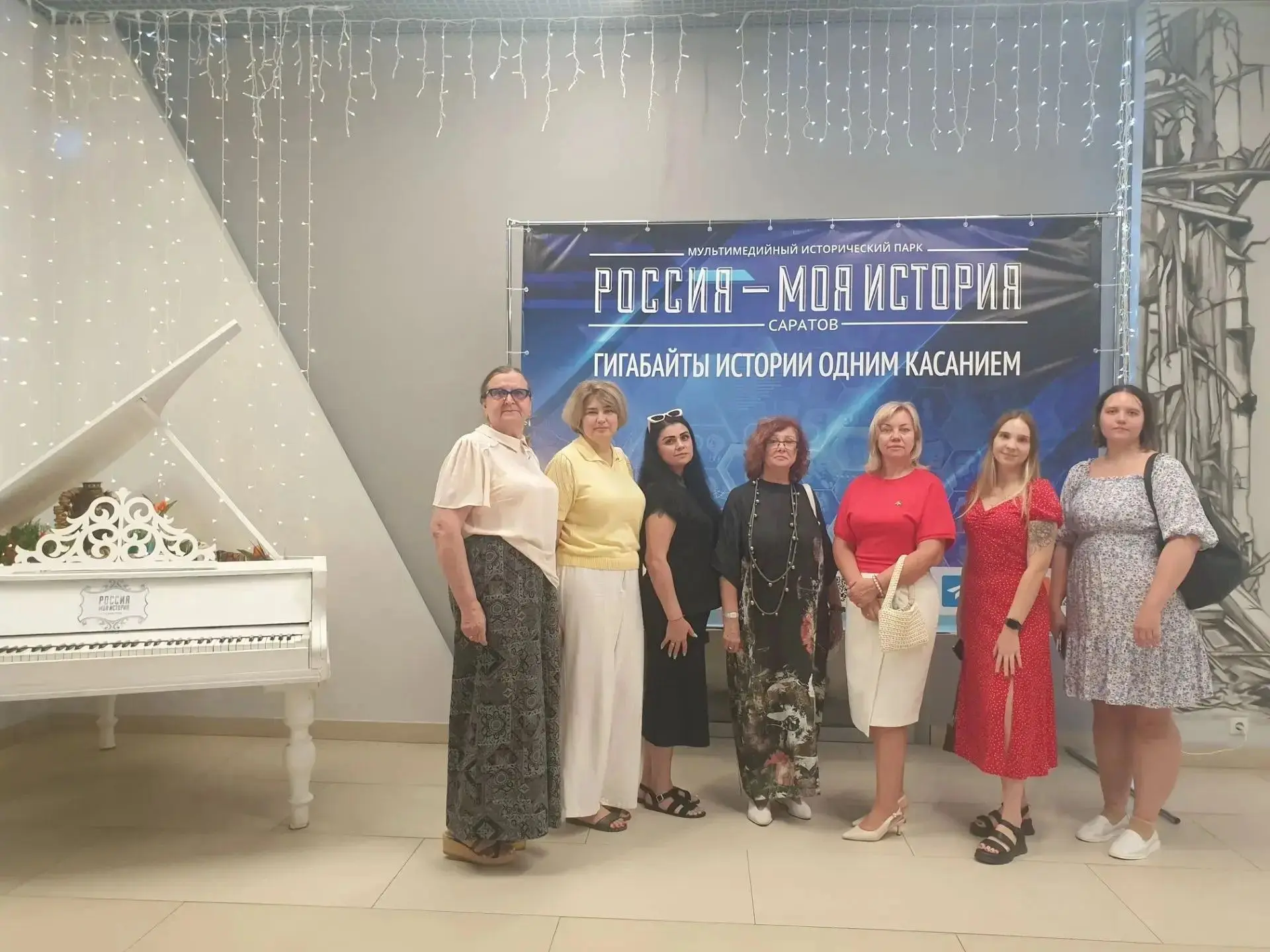 🎬 СОТРУДНИКИ ОБЛАСТНОГО КИНОВИДЕОЦЕНТРА ПОСЕТИЛИ ВЫСТАВКУ О МОСКОВСКОМ КИНОФЕСТИВАЛЕ