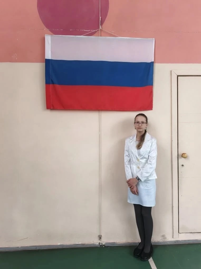 📢 РАЗГОВОРЫ О ВАЖНОМ 🇷🇺 Новая учебная неделя в нашей школе началась с торжественной линейки, подняти