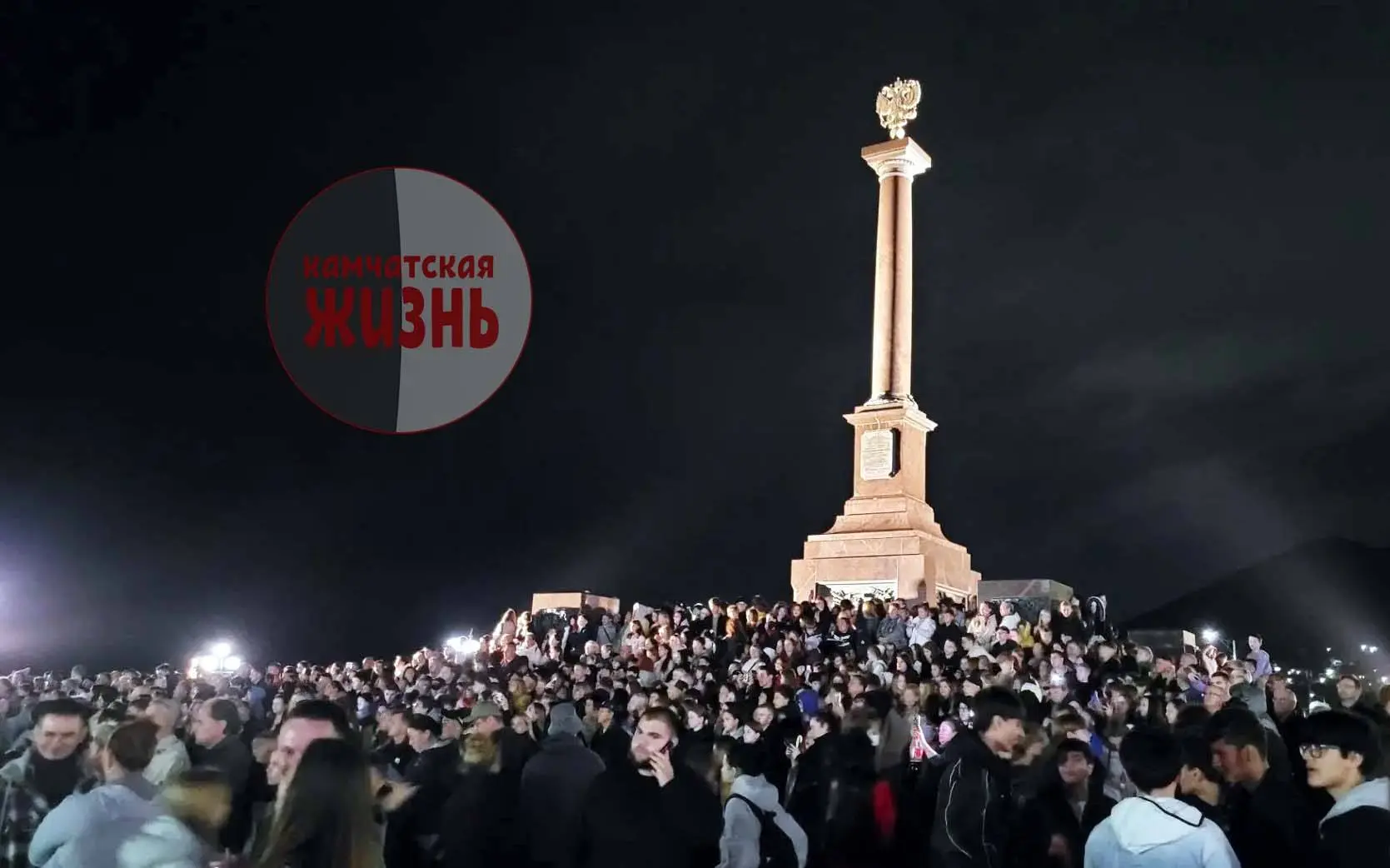 Еще немного Шамана. Он здесь шутит после первой песни, ну и поет, естественно...