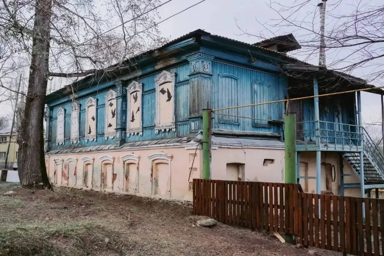 🔴🔵"Дом живой": в Златоусте художники законсервировали старинное здание  Речь идет о доме №35 на улиц