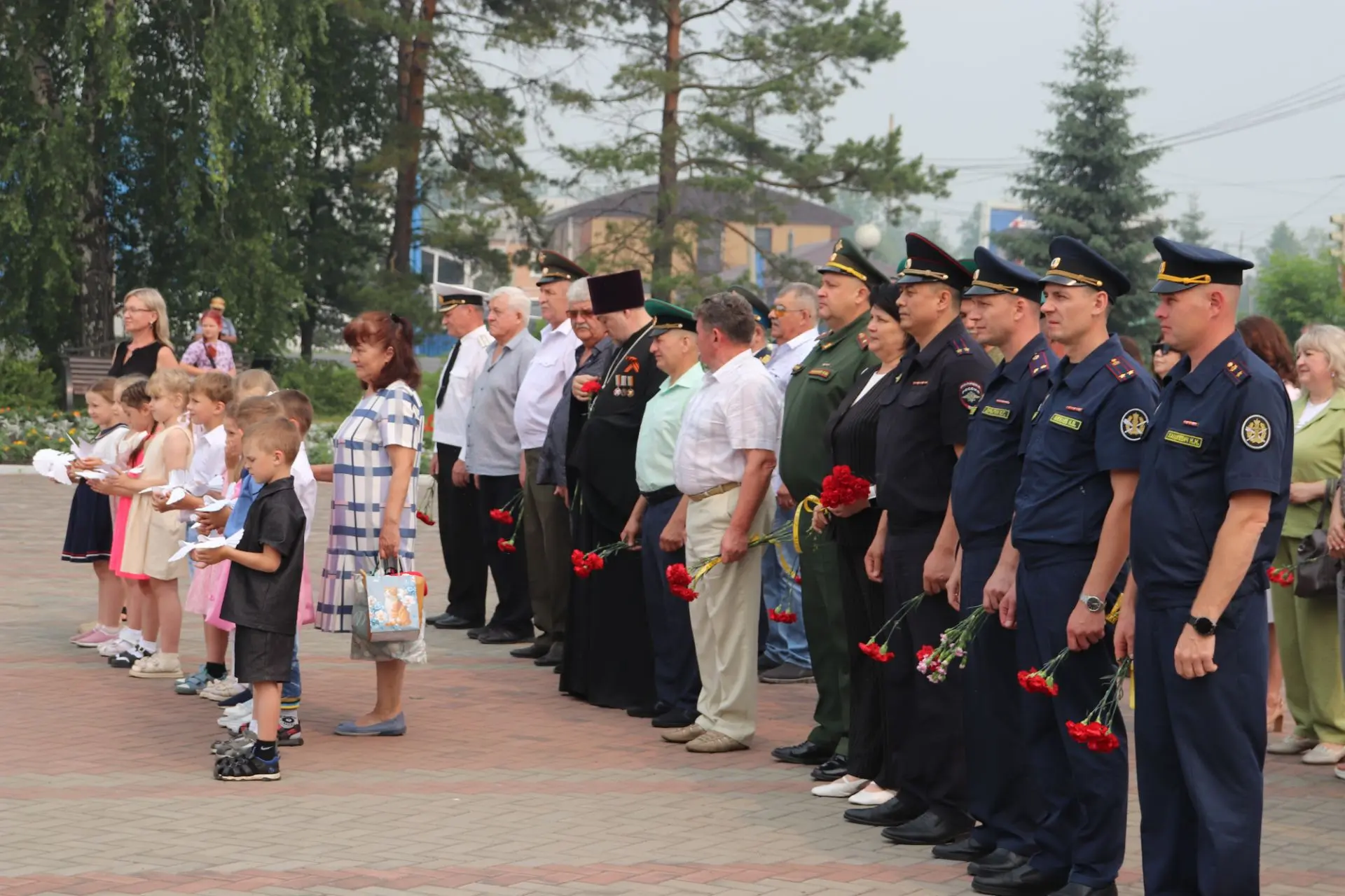 Сегодня, в День памяти и скорби, на Холме Славы состоялась торжественная церемония возложения цветов