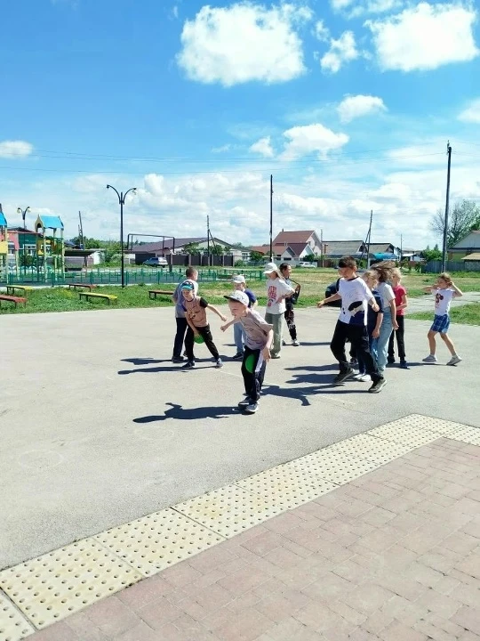 Юные спортсмены из летнего лагеря ГБОУ СОШ "ОЦ" с. Подъём-Михайловка отпраздновали Всем...