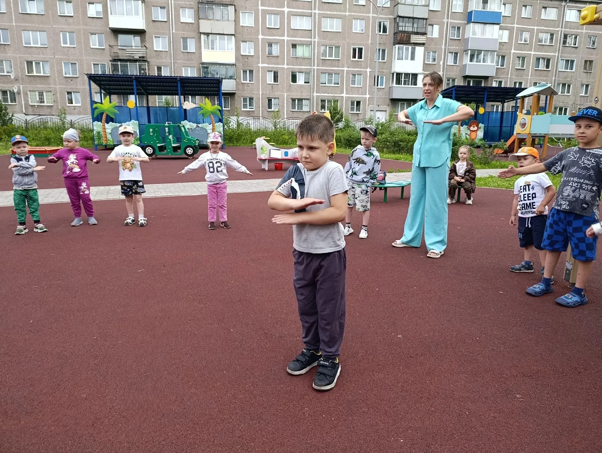 😎🌞Солнечное утро, звонкий смех и отличное настроение! Наши ребята начали день с бодря...