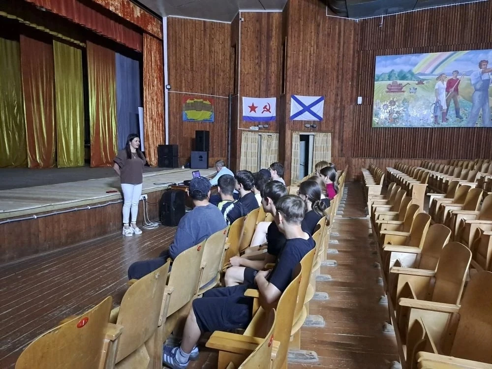 В целях безопасности специалисты Дома культуры села Николина Балка провели беседу «Вместе против тер