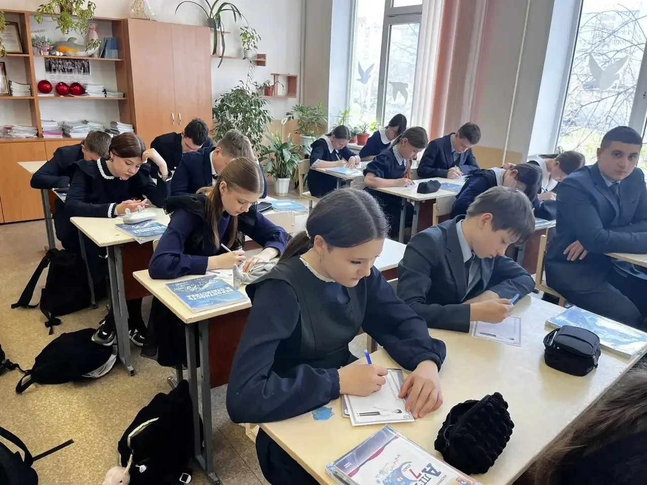 🇷🇺 Сегодня в нашей школе у 7Б класса прошёл увлекательный урок по налоговой грамотности!  📚 Представ