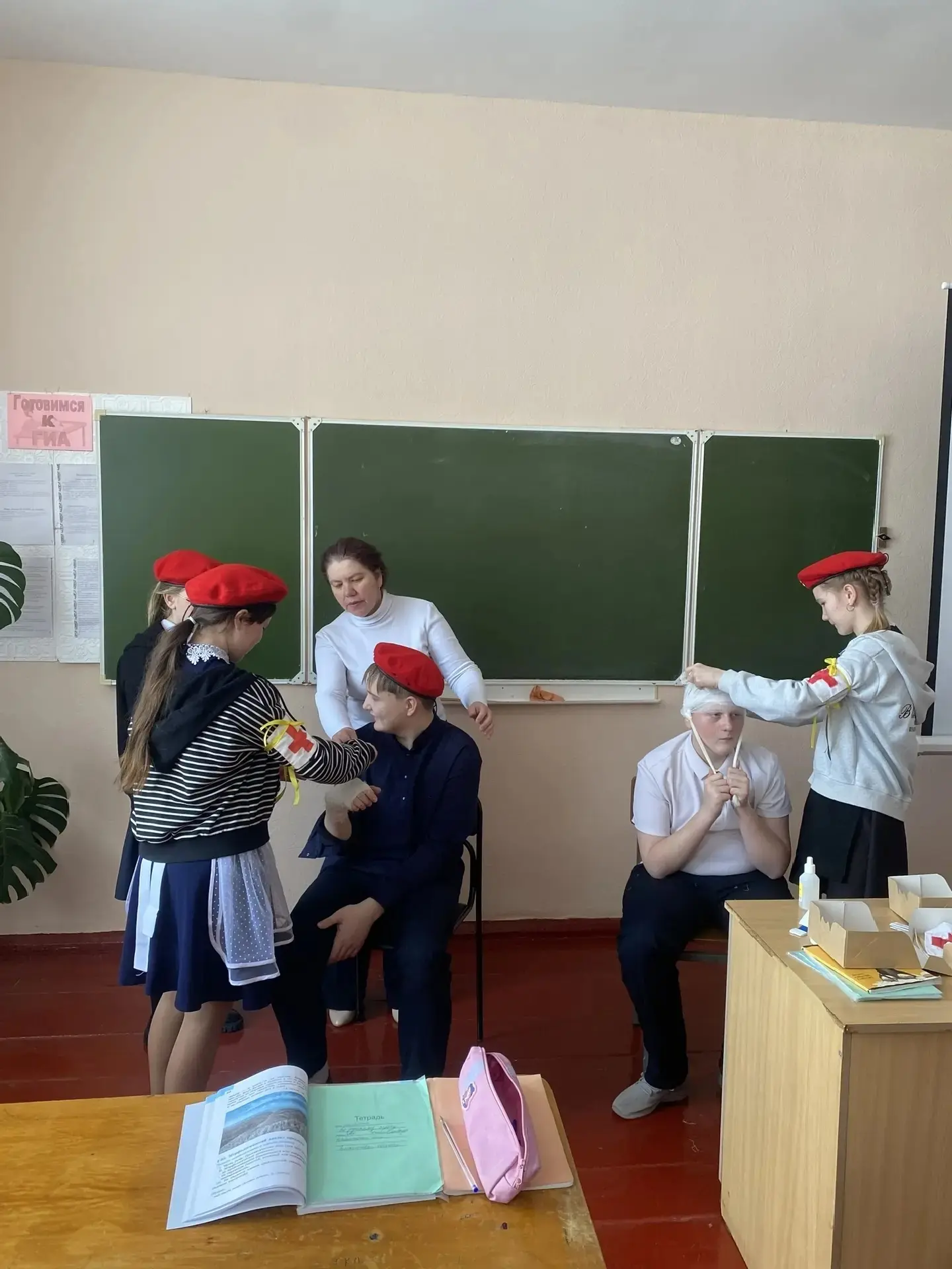 🚑 Сегодня наши юнармейцы прошли практическое занятие по оказанию первой помощи при тра...