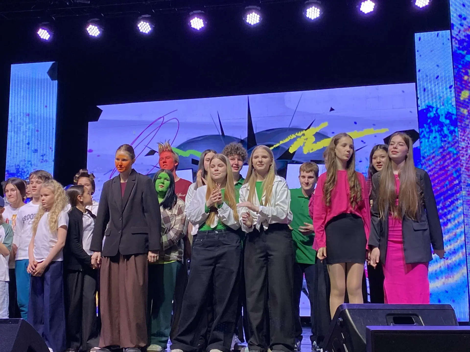 Репортаж с места событий!  📸 30 апреля 2026 года.  В полуфинале школьной лиги КВН АГО за выход в фин