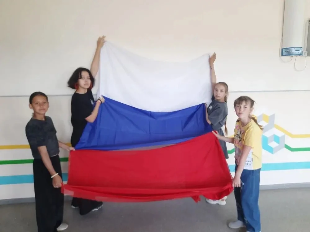 Дорогие ученики, учителя и родители!

Поздравляем вас с одним из самых важных государственных праздн