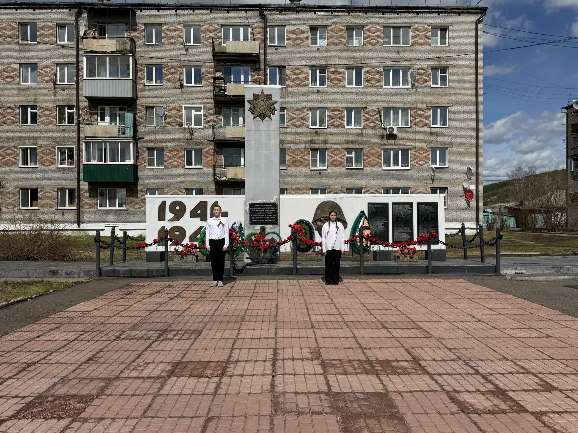 Студенты встали на Вахту памяти: дань уважения героям

В преддверии Дня Победы студенты нашего учебн