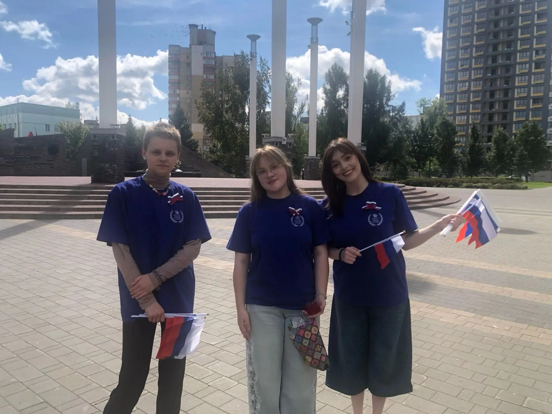 🎉 «Цвета Родины» на площади Жукова: вместе отмечаем День Государственного флага! 🇷🇺