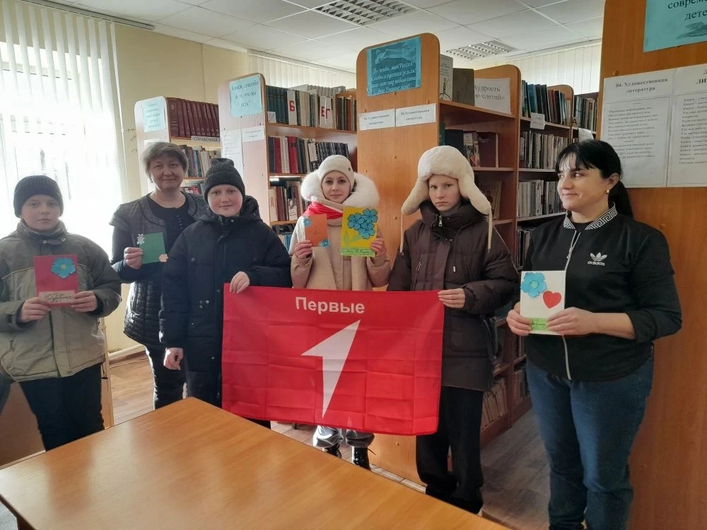 Вам, любимые: активисты Движения Первых подарили женщинам села открытки!