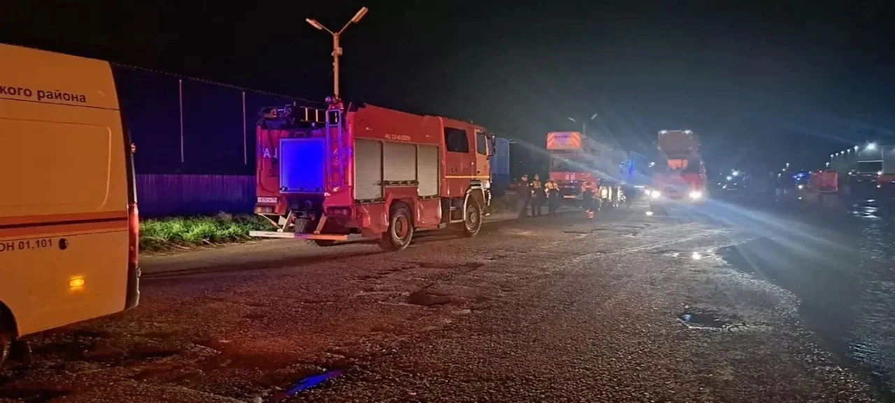Пожар на складе в Петербурге локализовали, сообщили в МЧС.