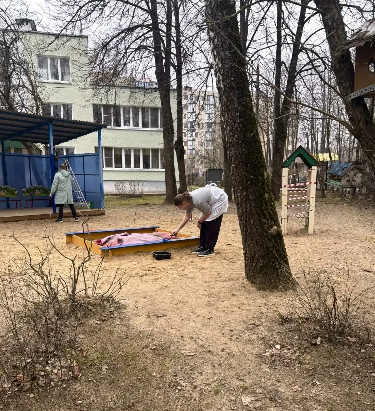 Сегодня в нашей школе прошёл субботник.  Сотрудники, ученики и их родители объединились, чтобы сдела