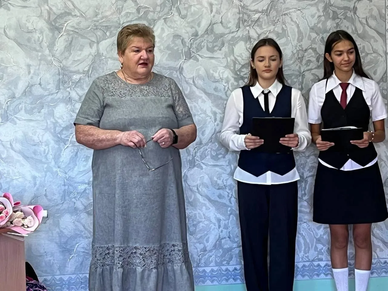 Звенит звонок — и школа оживает,