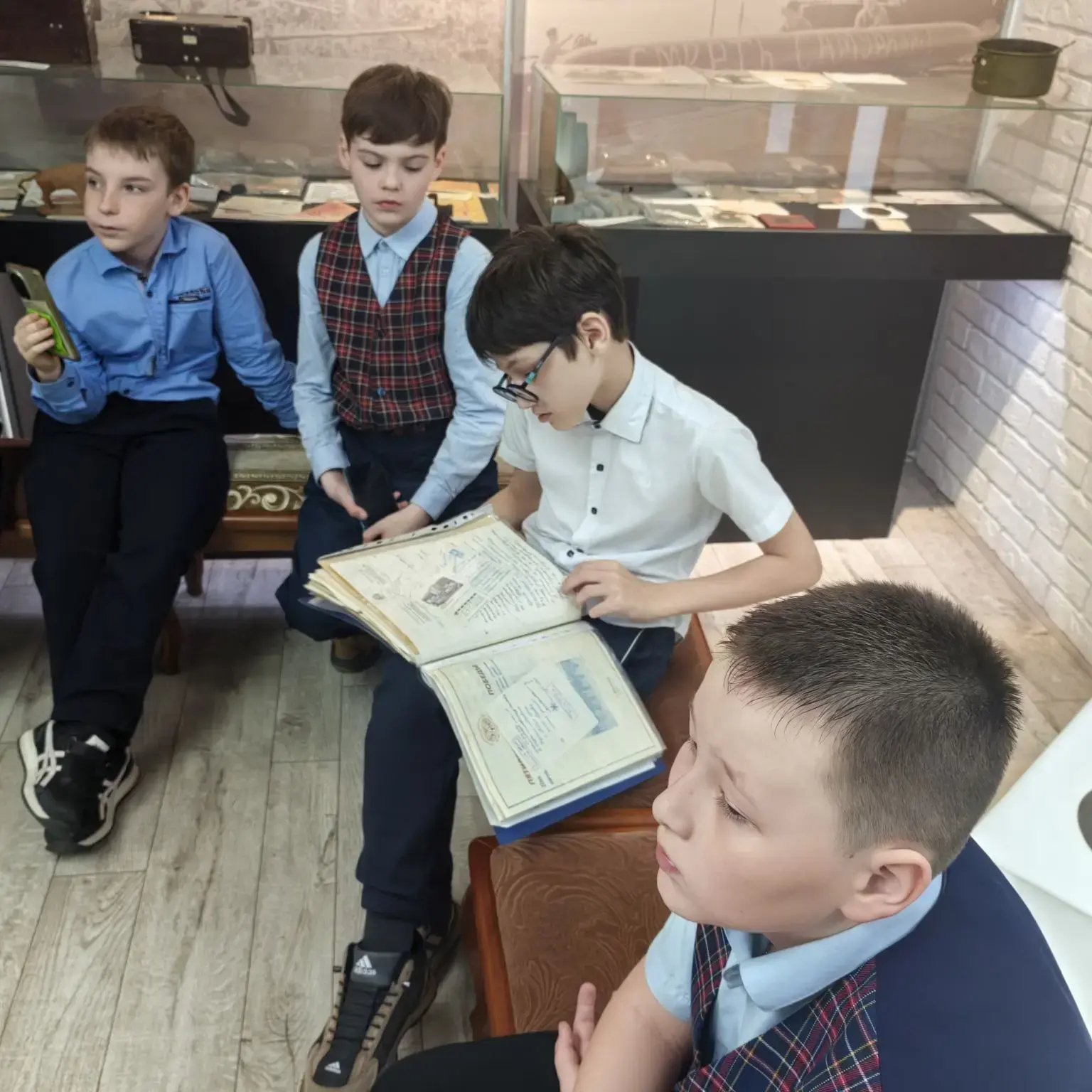 «Орлёнок» и память поколений: третьеклассники посетили Музей Боевой Славы МАОУ СОШ № 6 г. Холмска ⁣ 