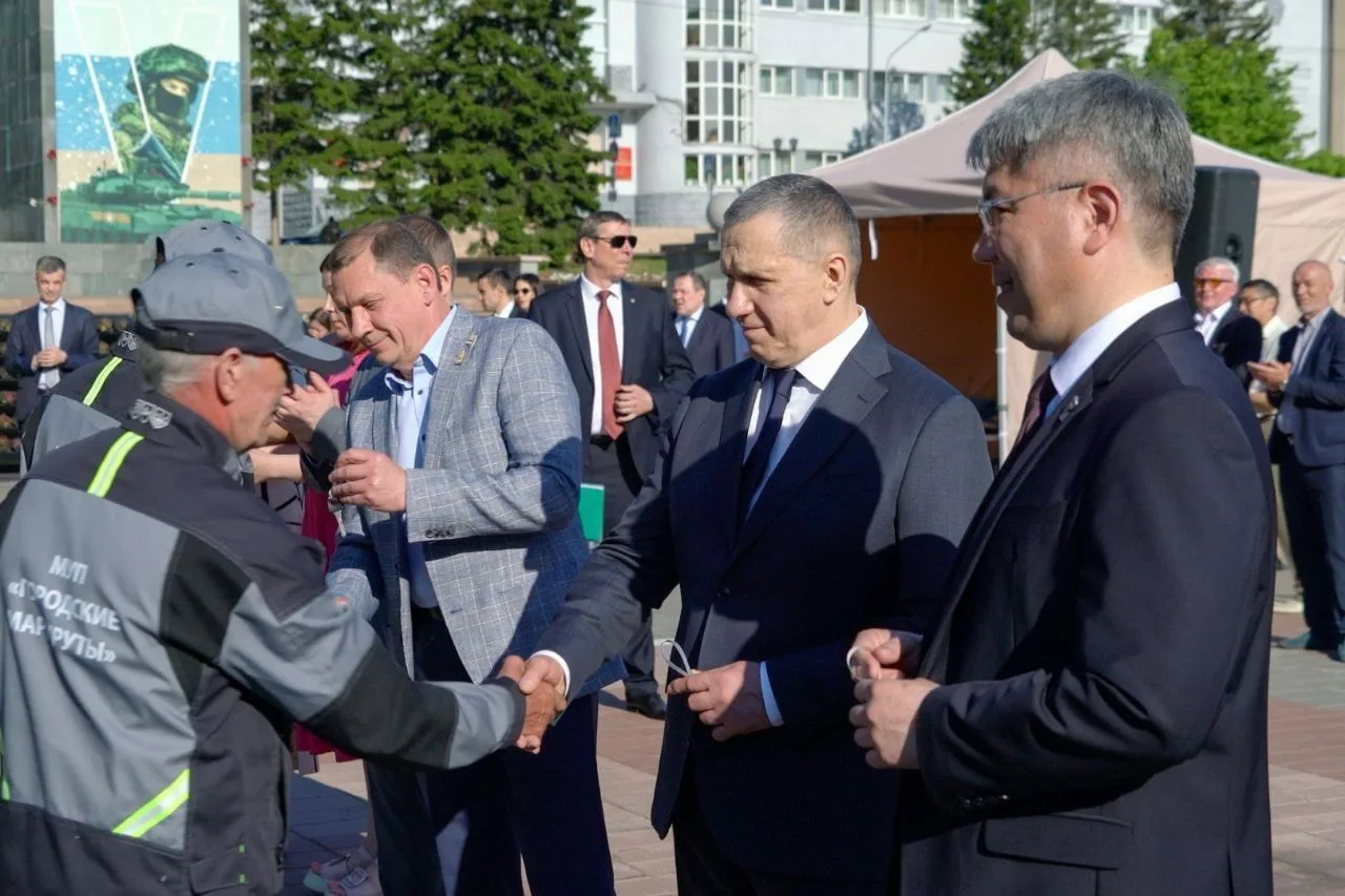 🚌 Современные «родственники» легендарных «Волг» приехали в Улан-Удэ

На площади Советов в столице Б
