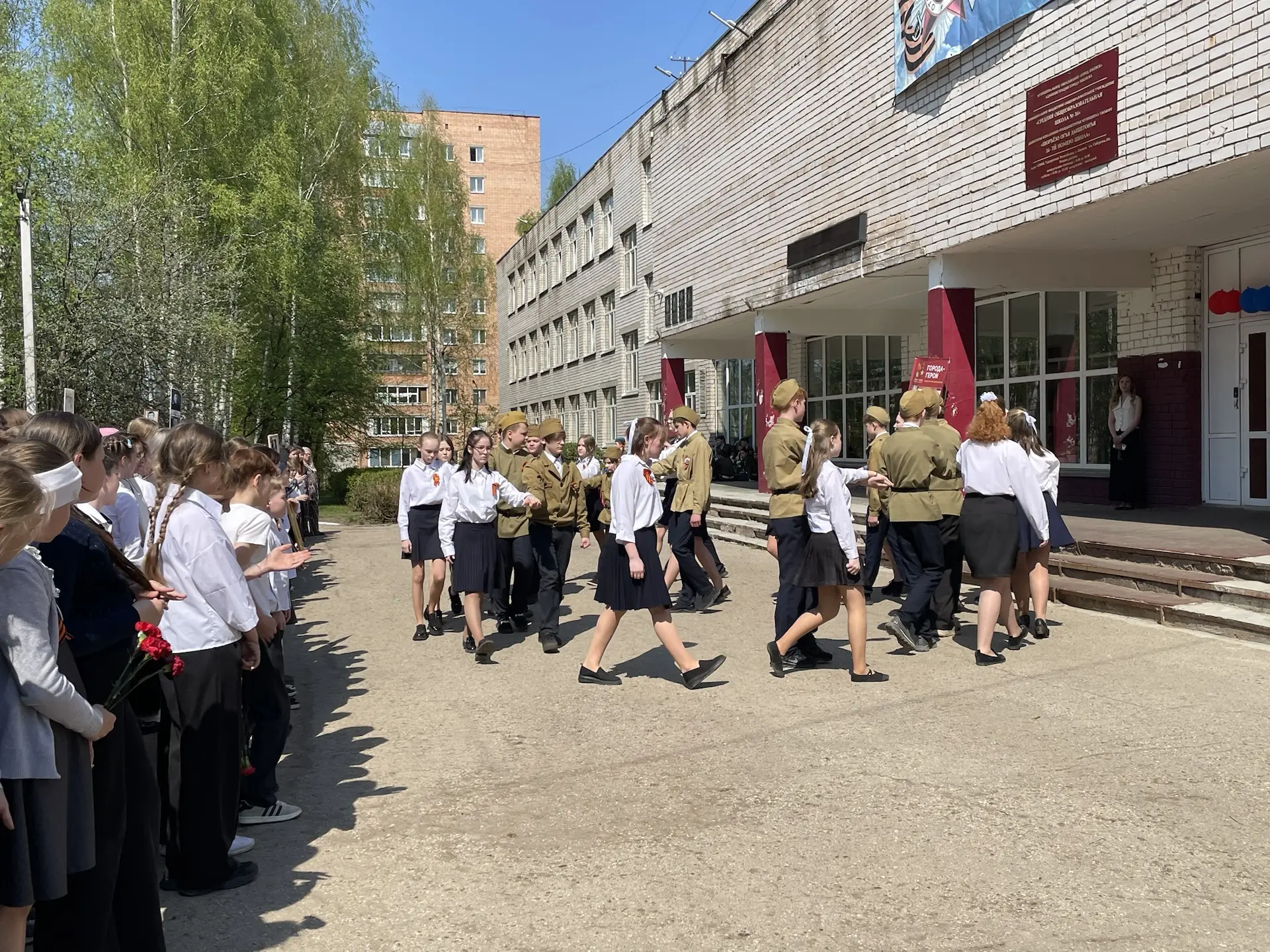 🚩 Прямо сейчас в школе 8 мая прошли линейки, посвящённые Дню Победы.  Стихи, песни, минута молчания.