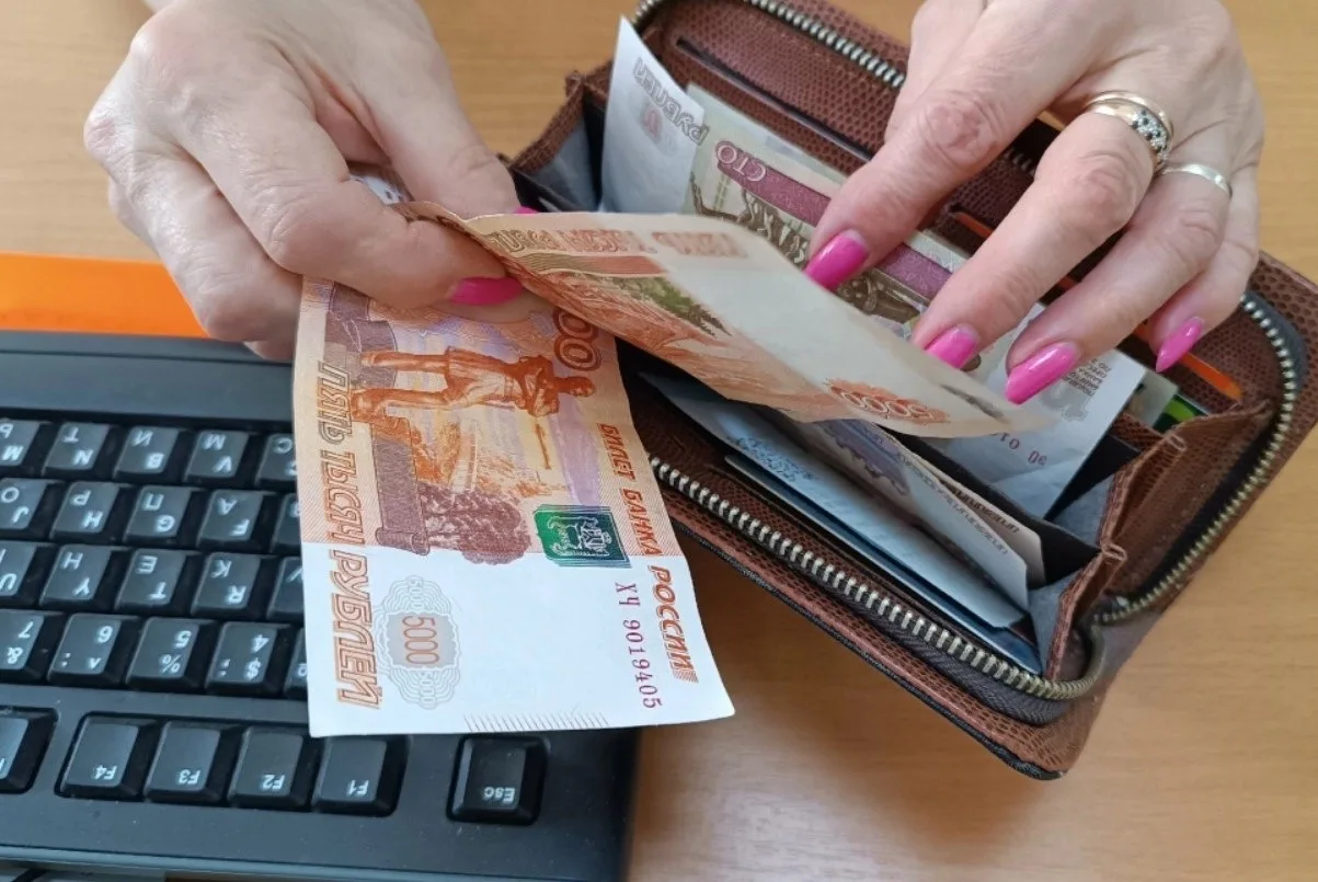 Хабаровская пенсионерка слетала во Владивосток и Москву, чтобы передать свои деньги мошенникам  64-л