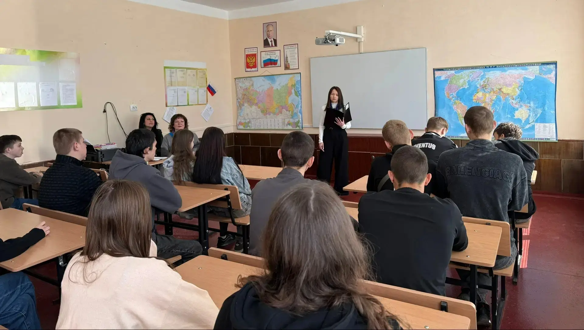Студенты Днепрорудненского профессионального лицея приняли участие в уроке финансовой грамотности.  