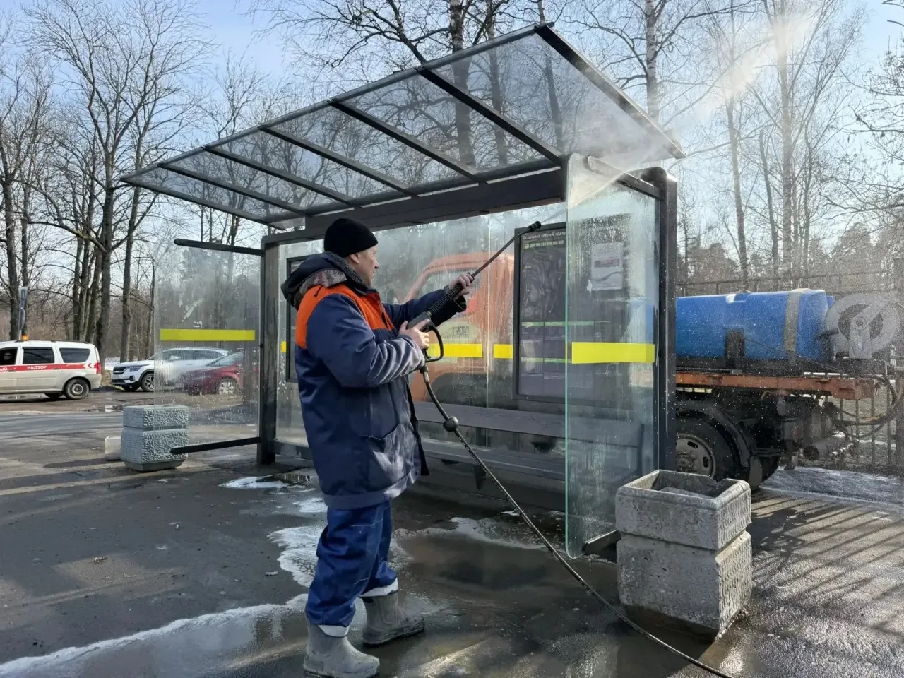 В выходные дни дорожники Комитета по благоустройству пользуются хорошей погодой и оперативно замываю