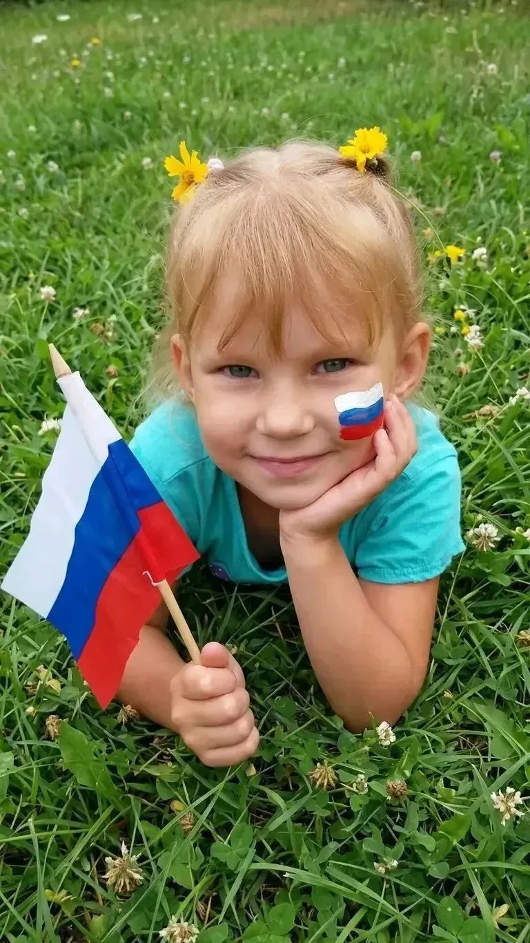 Воспитанница смешанной дошкольной группы Усикова Дарина принимает участие в акции «Флаг...