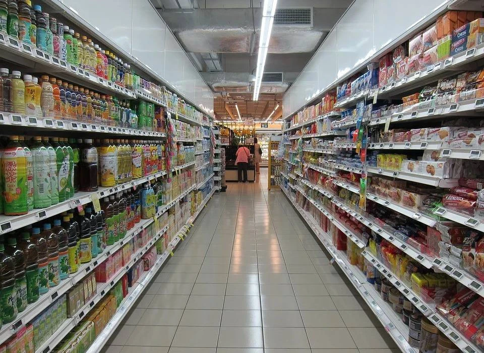 Как в магазинах «освежают» продукты, которые давно пора списать?