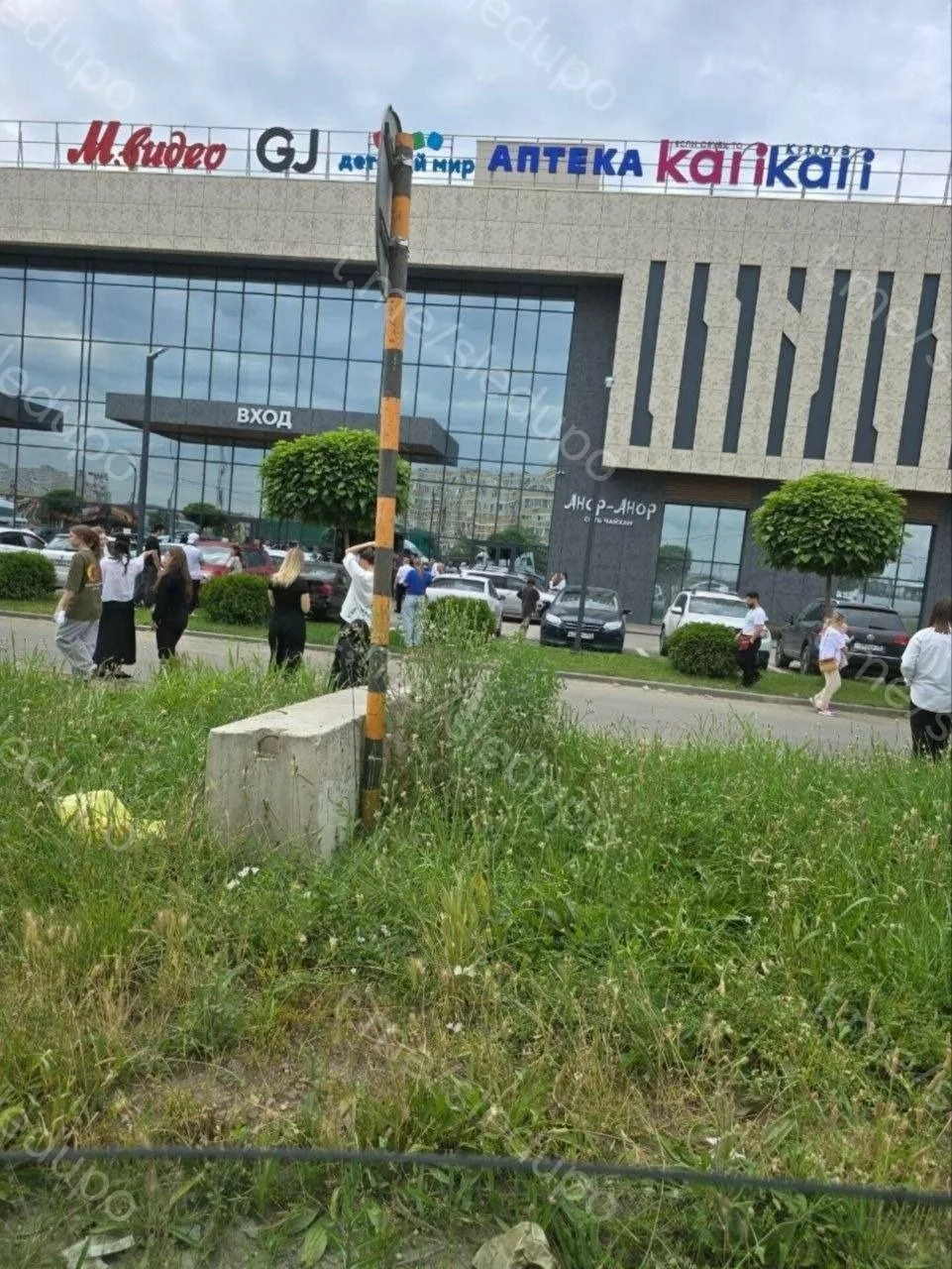 Сегодня в Краснодаре вооруженный мачете 19-летний парень напал на посетителей ТЦ: как минимум одна ж
