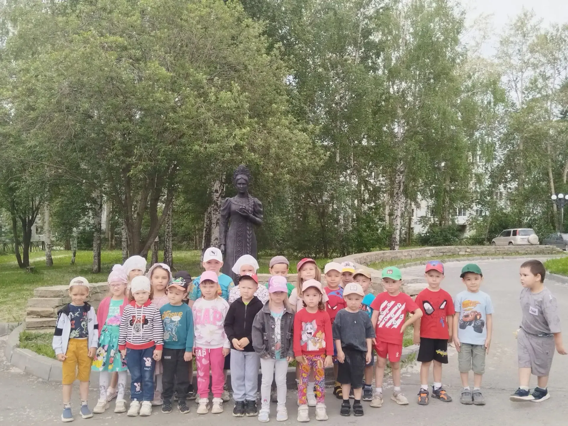 Ещё две группы 3-36 и 5-36 посетили сквер у архива