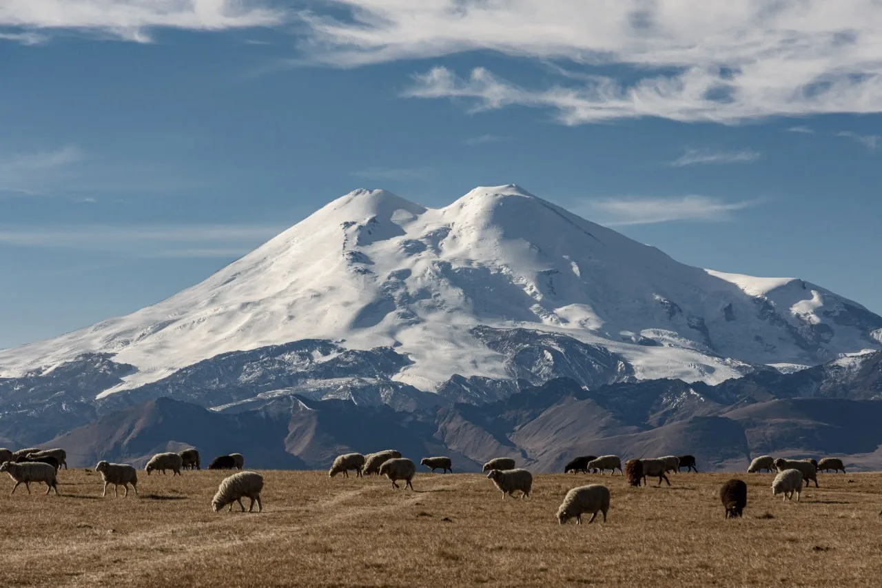 🏔 Гора Эльбрус

📌 Эльбрус — спящий вулкан, сформировавшийся около миллиона лет назад. Его массив с