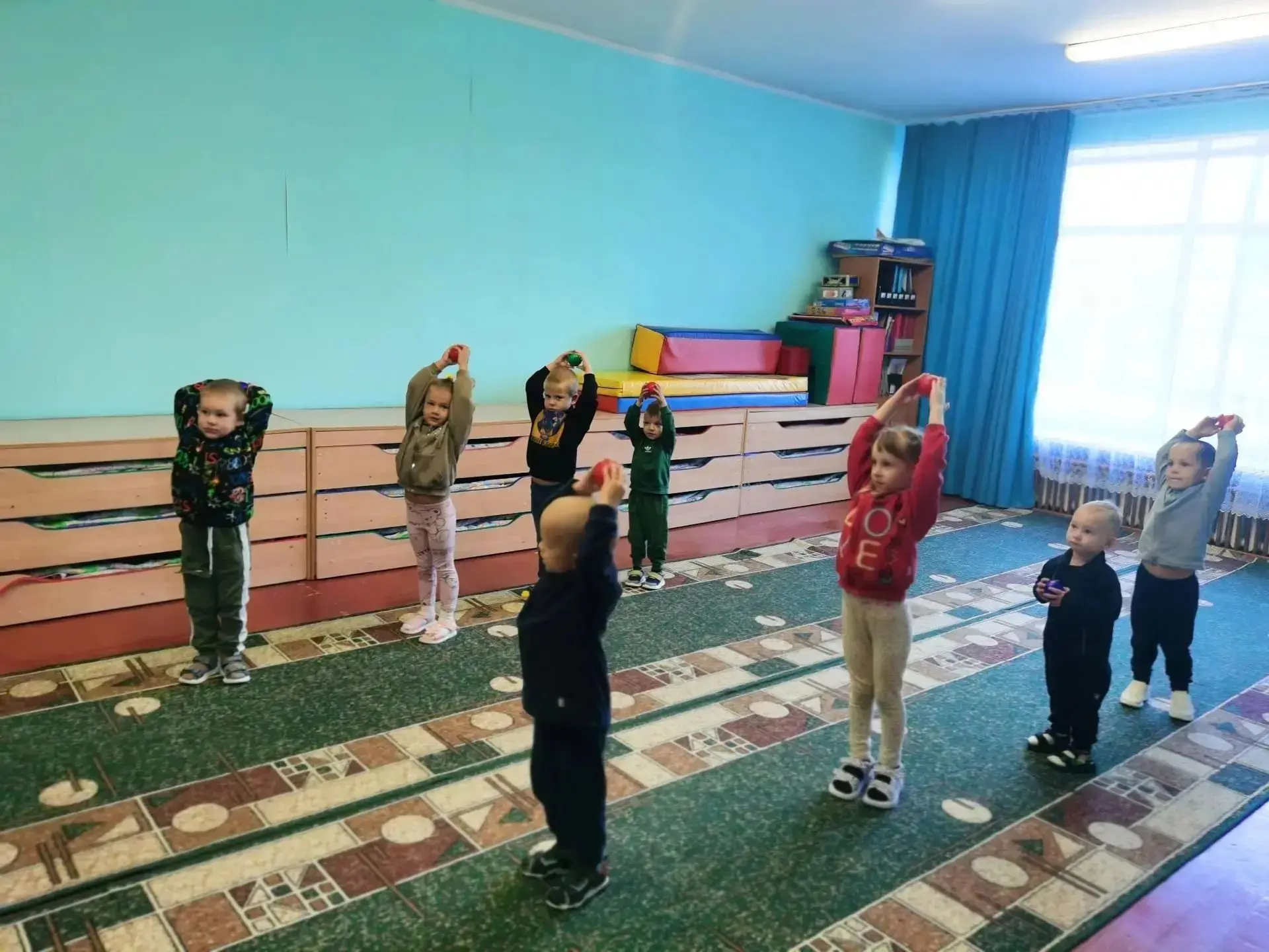 Каждое утро в нашей группе начинается с бодрой зарядки.  Дети дружно входят в зал. Под ...