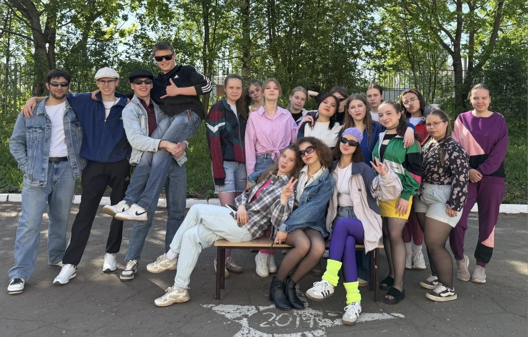 Назад в будущее: 11-й класс зажигает на Дне 80-90-х! 🪩✨