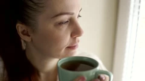Пощечина

Семь лет. Семь лет живу с воспоминанием, которое просыпается каждый раз, когда я остаюсь о