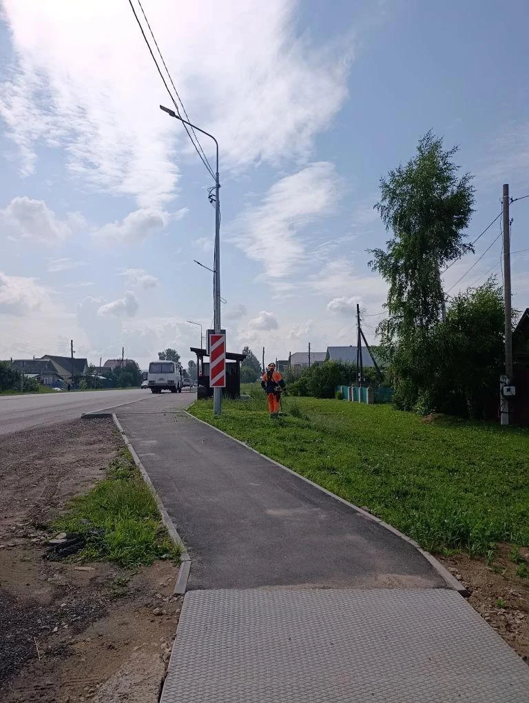 📌 Команда «Вятавтодор» продолжает приводить трассы в порядок.
Ежедневно.

Уничтожает борщевик, укре