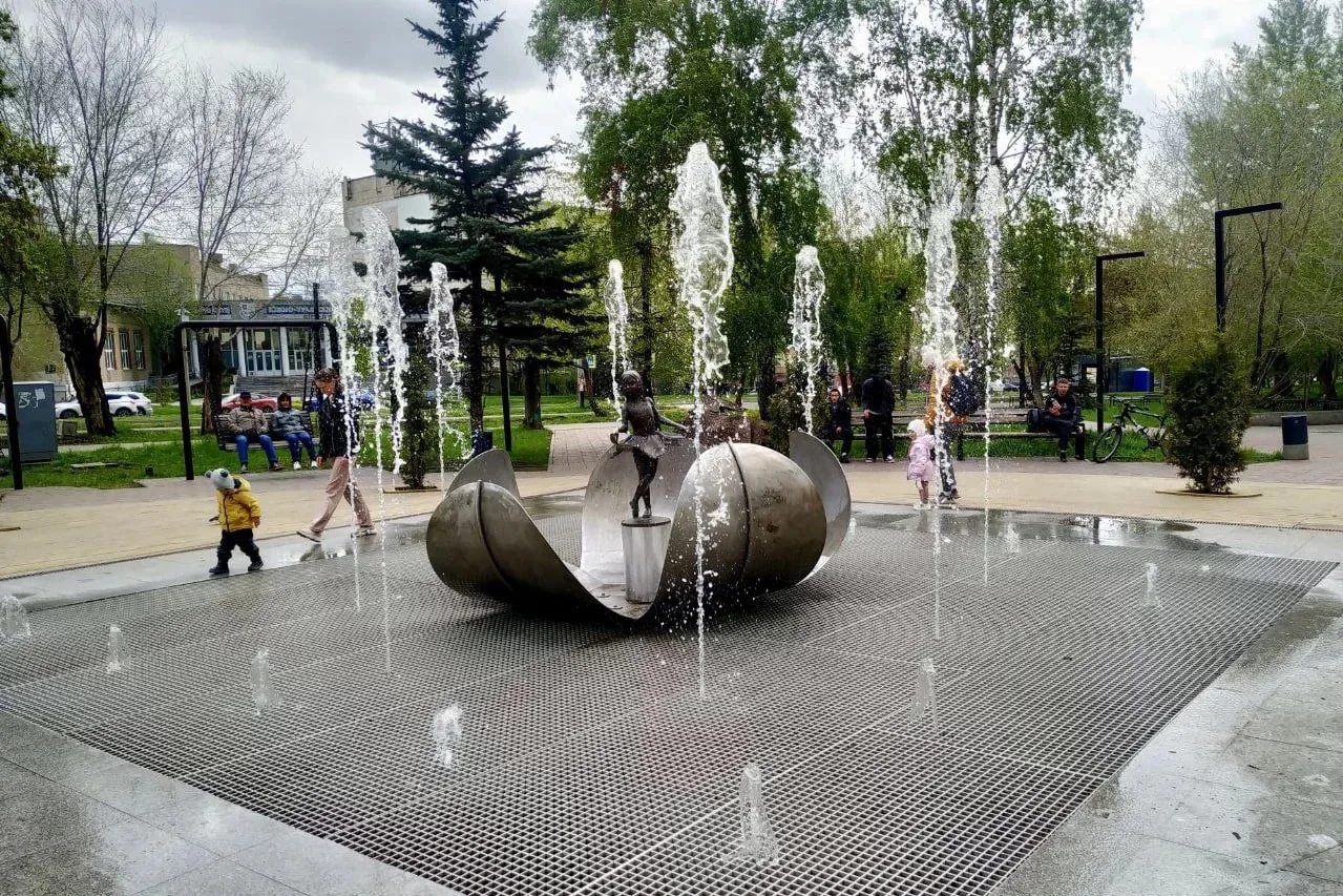 В Челябинске начали отключать городские фонтаны на зиму.