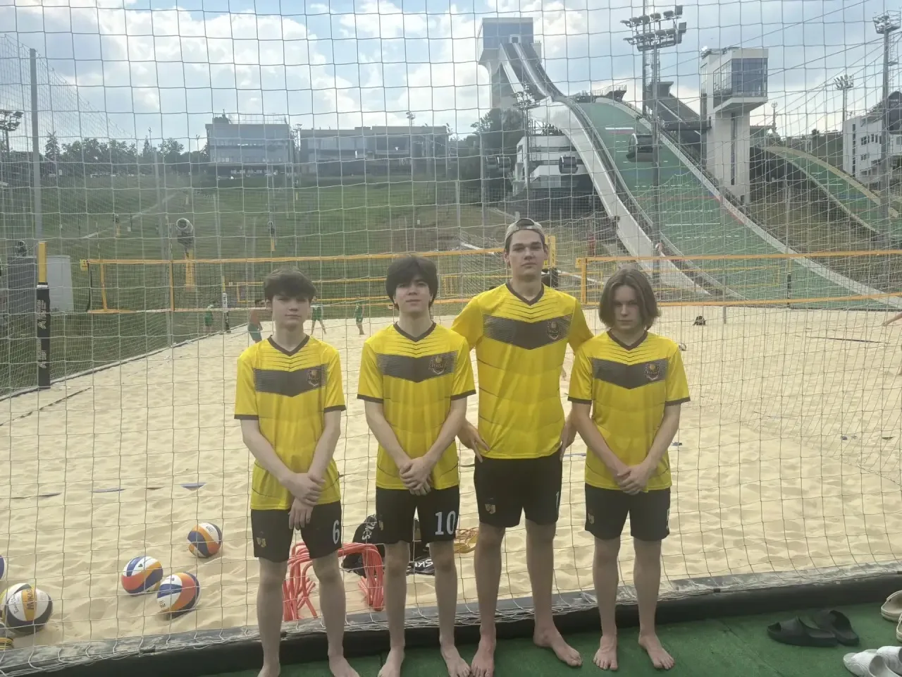 🔥 Пляжный волейбол: наши сражались, как львы

☀️ Вчера на песке ШСК «Рекорд» вступил в борьбу на ту
